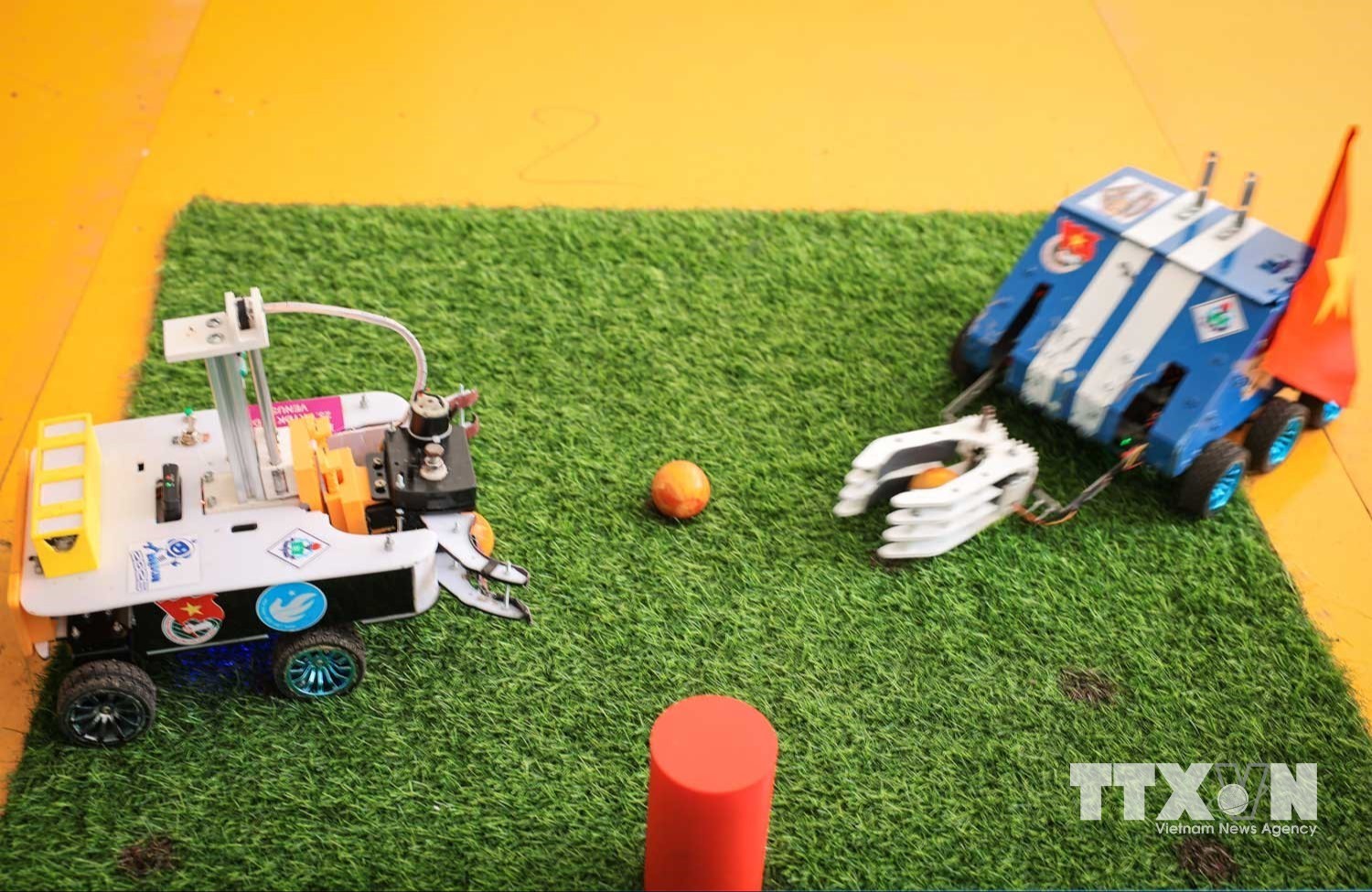 Các robot được sinh viên Trường vận dụng kiến thức cơ khí, điện - điện tử, tự động hóa, công nghệ thông tin và lập trình vào thực tiễn gia công, lắp ráp, hoàn thiện. (Ảnh: Hoàng Hiếu/TTXVN)